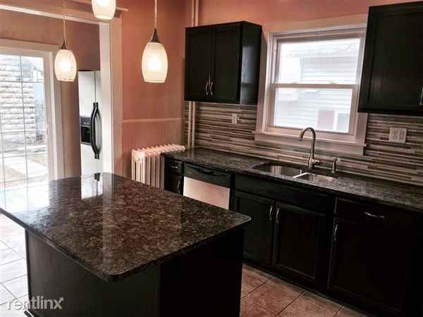 124 Freeman Ave - Photo 3 of 10