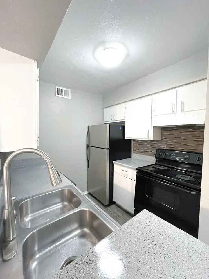 2717 West Jefferson Boulevard #210 - Photo 2 of 10