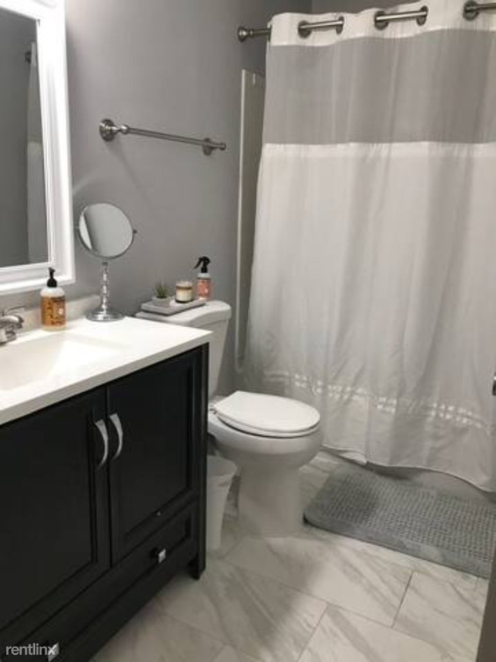 1302 W Huron St - Photo 3 of 9