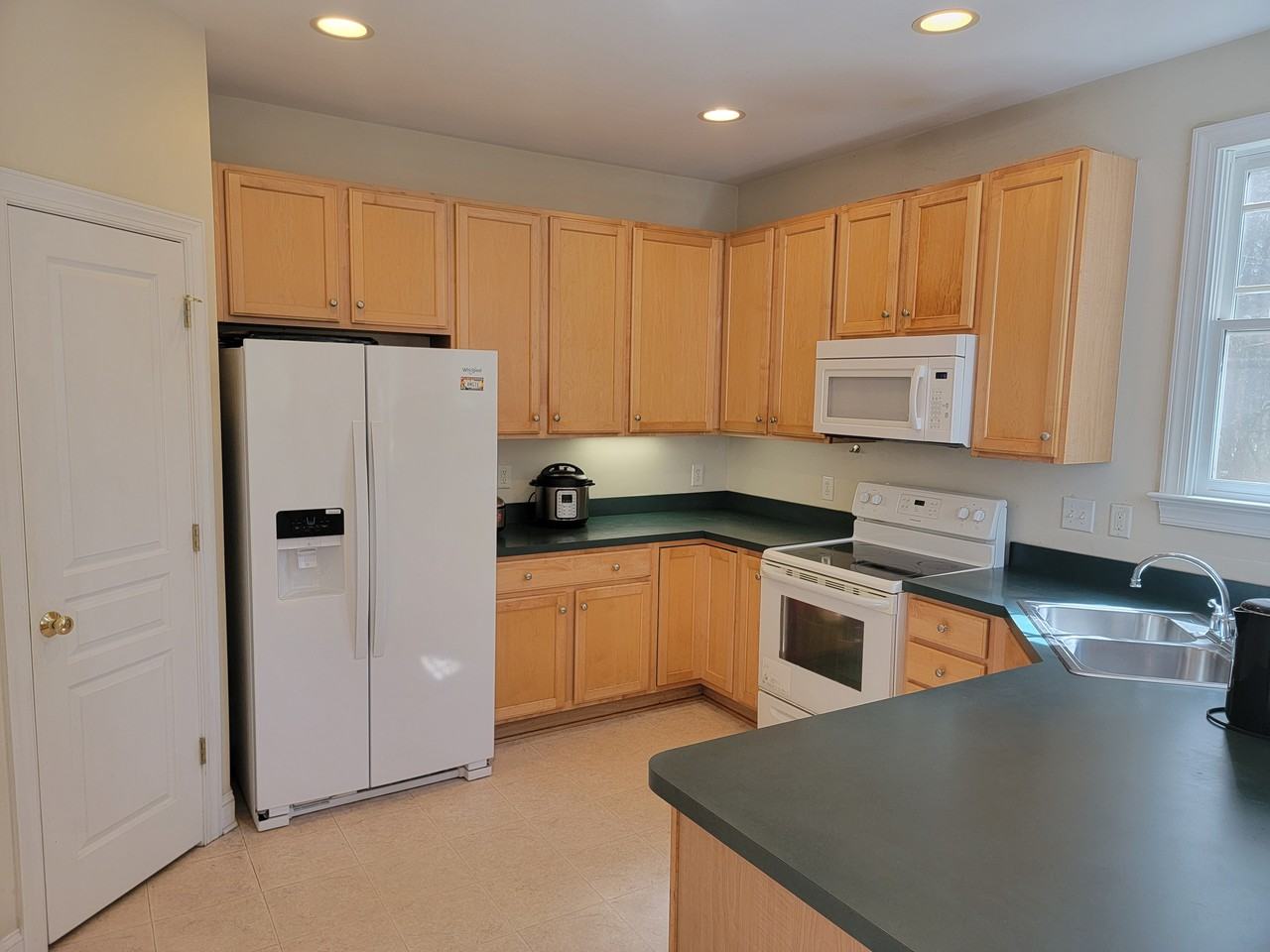 318 Charleston Ln - Photo 2 of 21