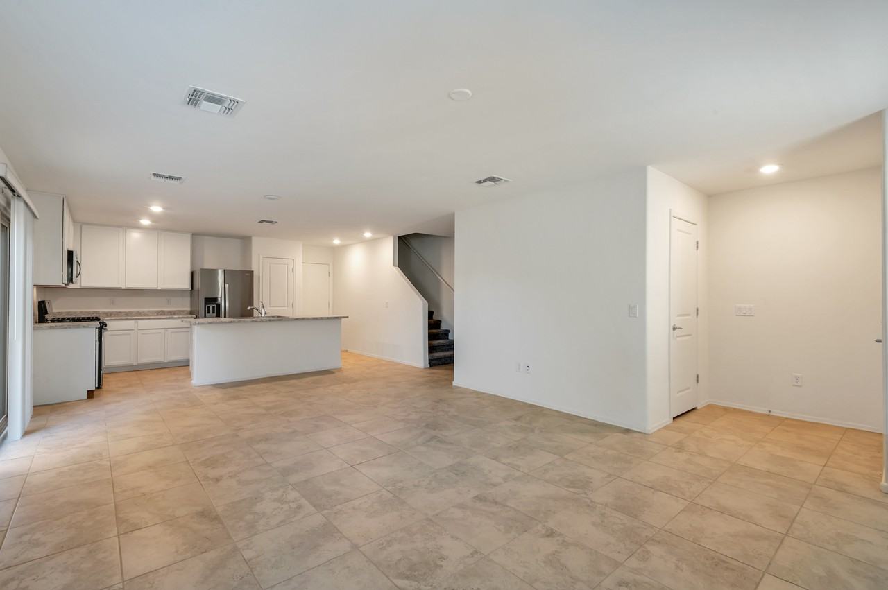 1071 E Descent St - Photo 2 of 24