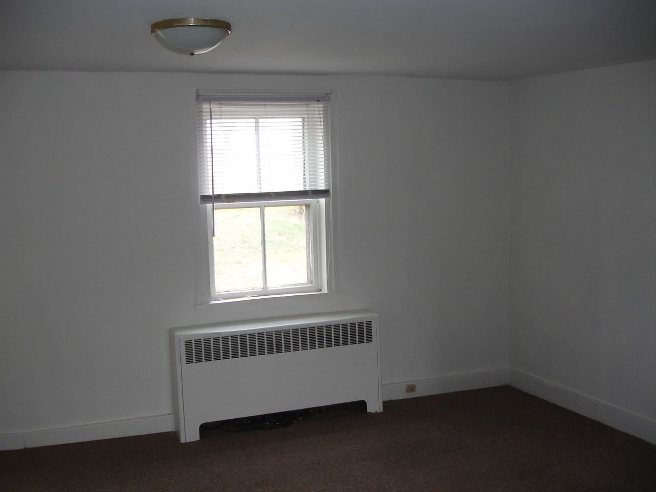 325 Center Rd - Photo 3 of 5