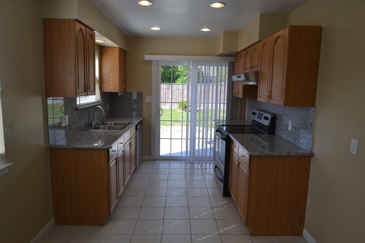 341 Wisconsin Ave - Photo 2 of 7