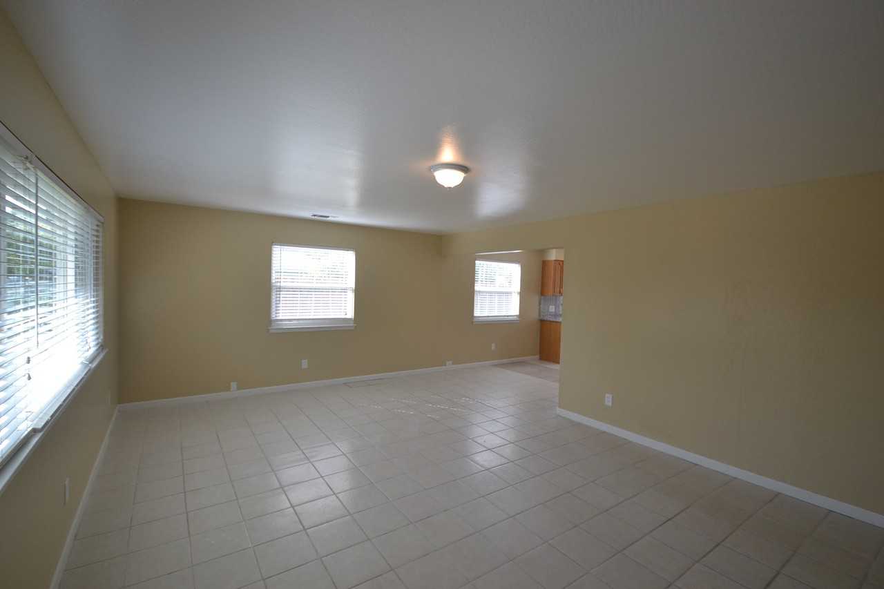 341 Wisconsin Ave - Photo 3 of 7