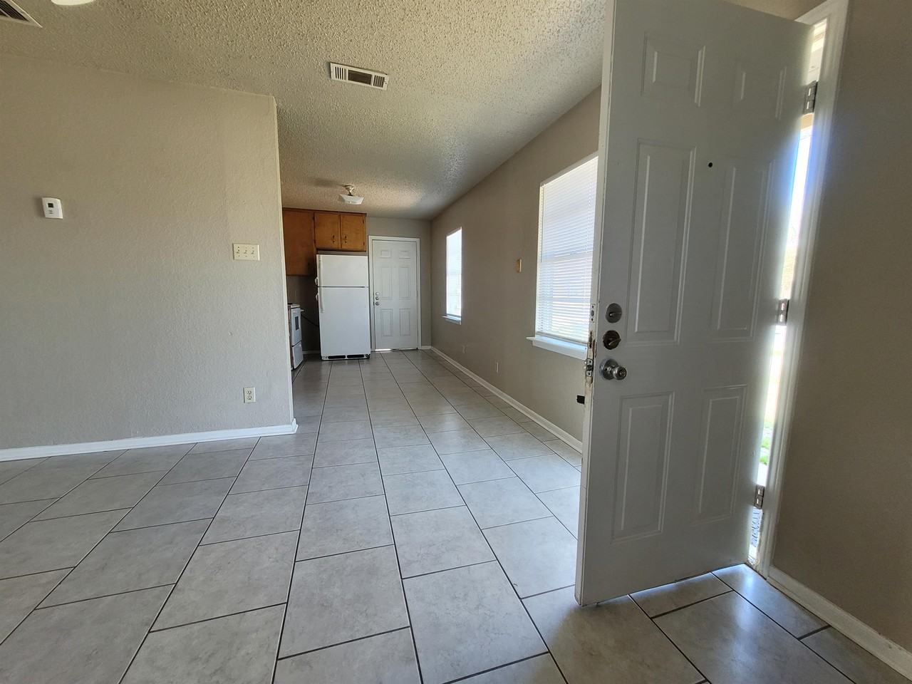 602 W Church Ave - Photo 2 of 11