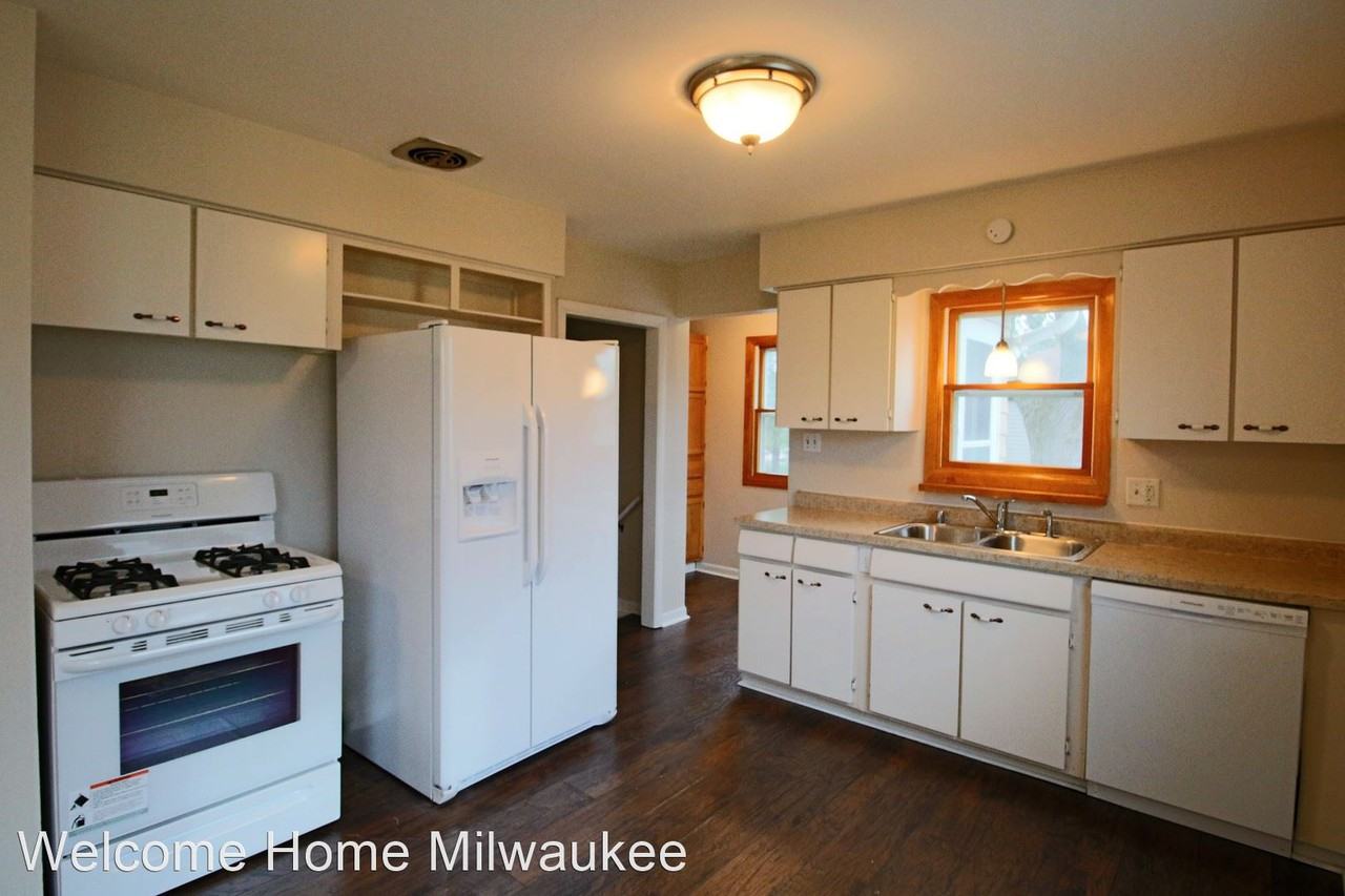 8037 N 66th St - Photo 3 of 13