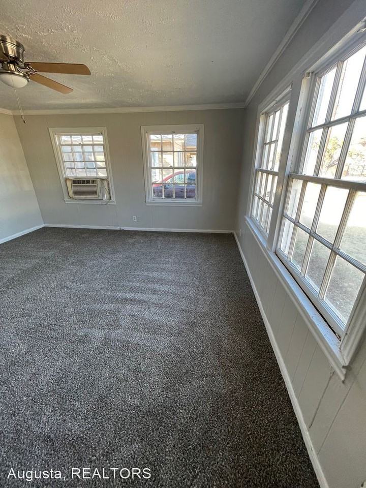 434/436 Reading - Photo 2 of 10