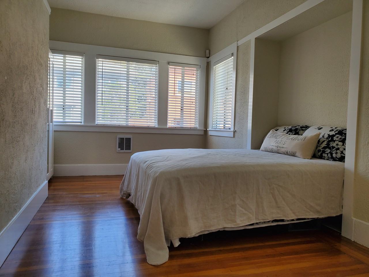 483 41St St - Photo 2 of 7