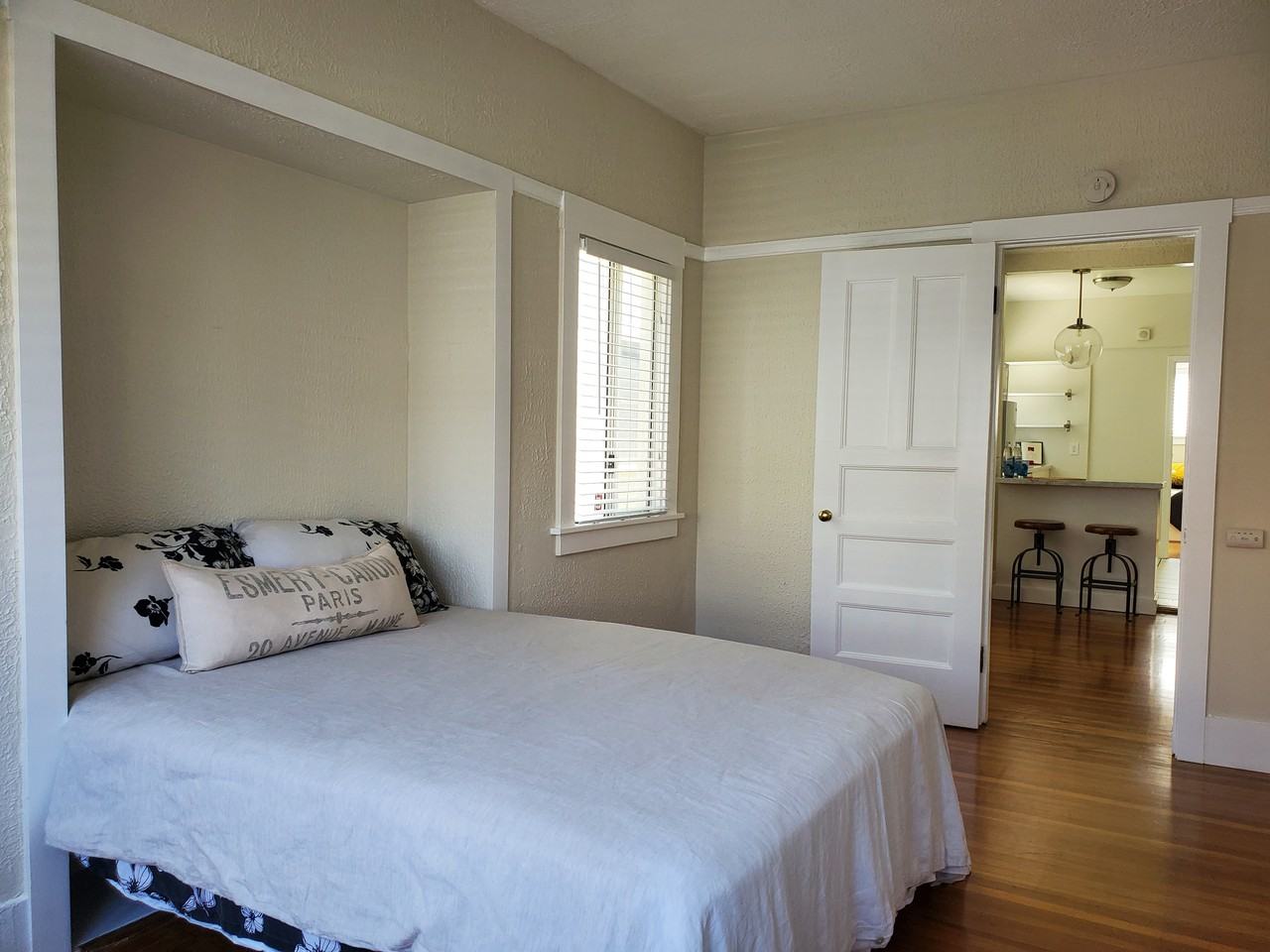 483 41St St - Photo 3 of 7