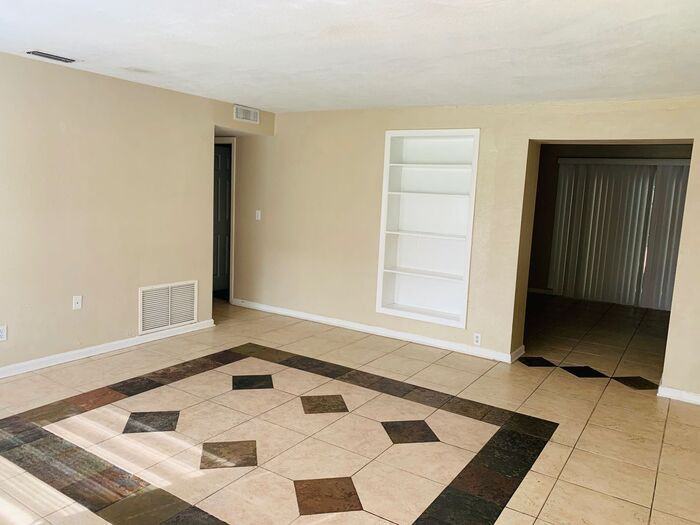 1718 Larkin Ave - Photo 3 of 29