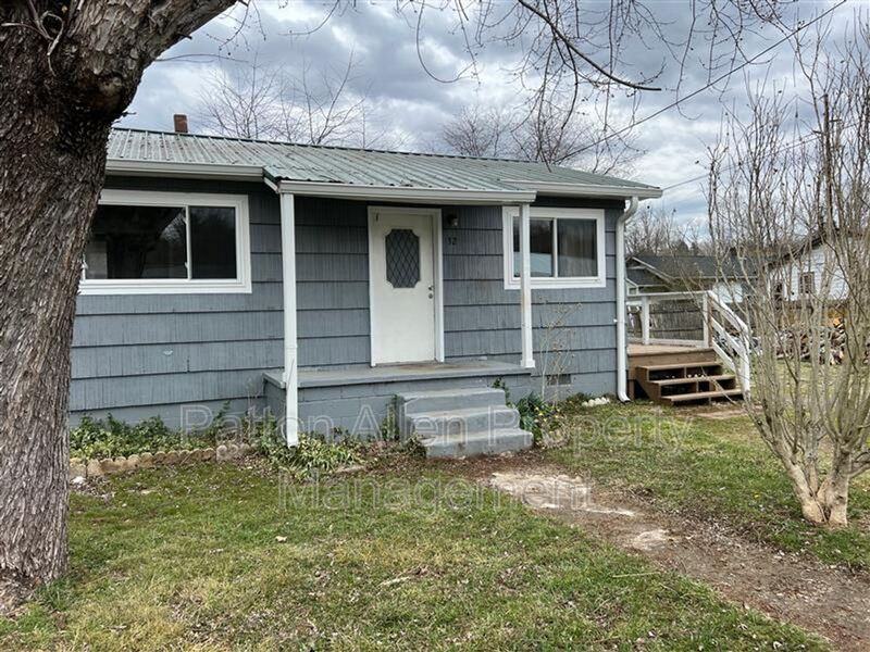 32 2nd St, Waynesville, NC 28786 3 Bedroom House for Rent
