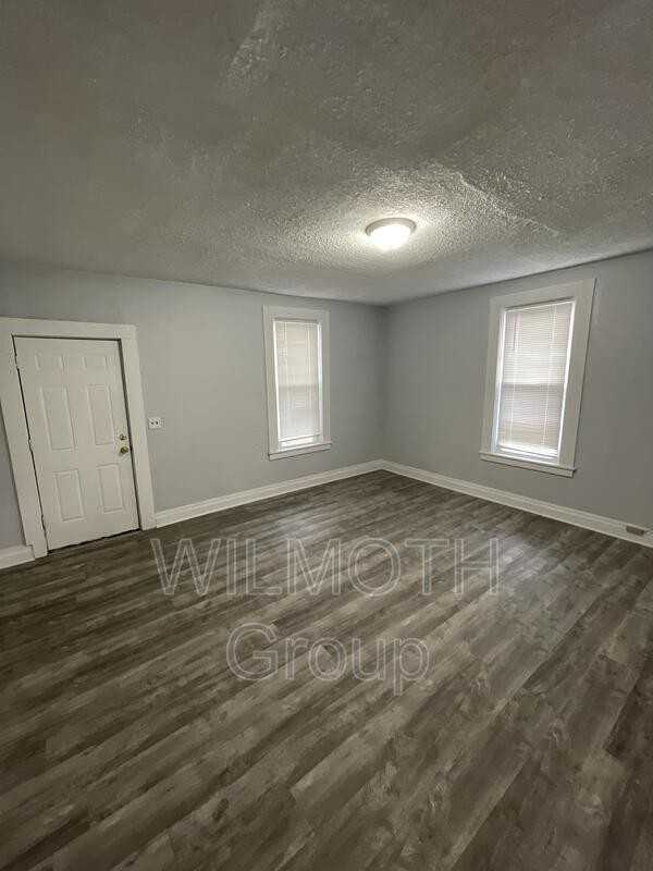 403 N Main St - Photo 2 of 8