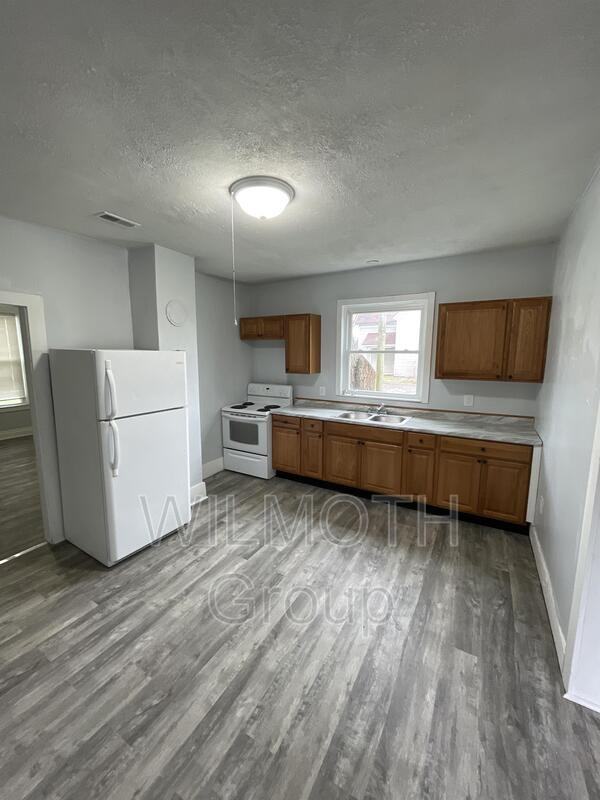 403 N Main St - Photo 3 of 8