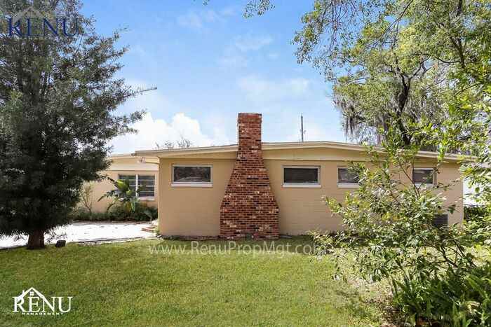 1239 Glynlea Rd - Photo 2 of 32