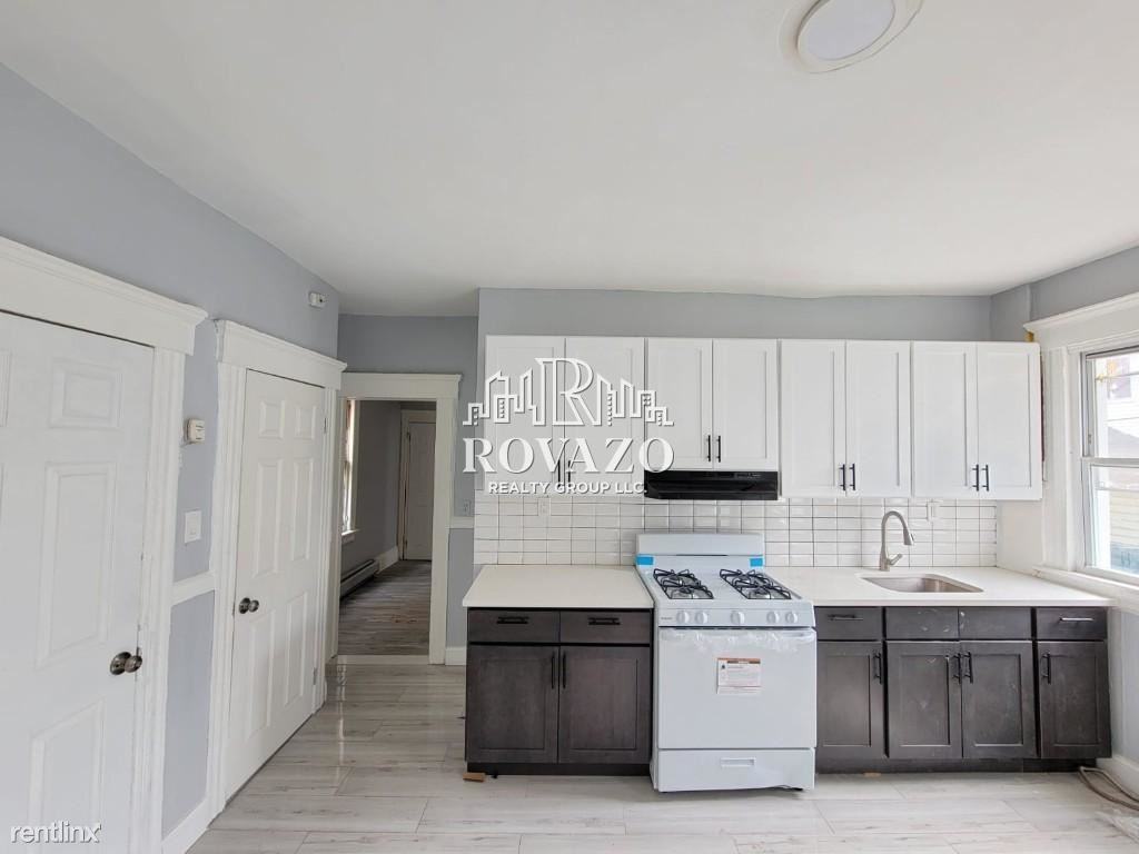 191 N Center St - Photo 2 of 10