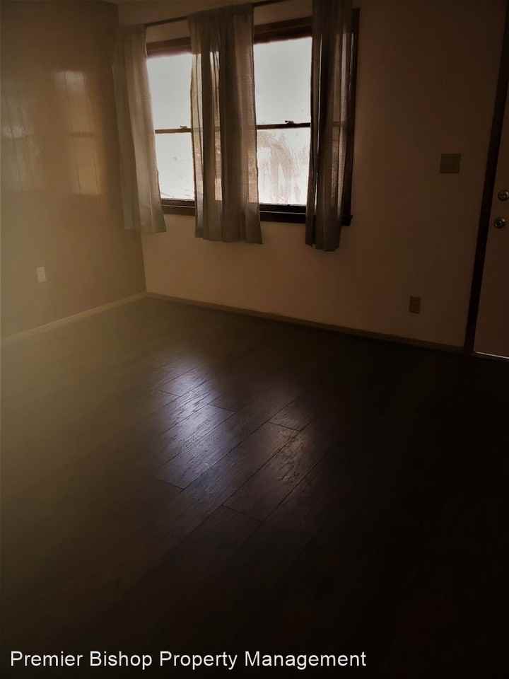 422 N Jackson St - Photo 3 of 9