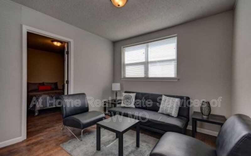 920 S Campbell Ave - Photo 2 of 11