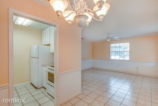 Colonial Arms - Photo 2 of 10