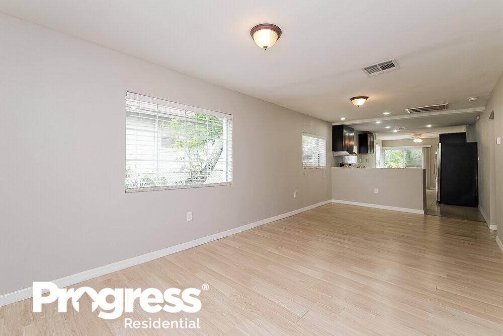 522 E Lime St - Photo 3 of 16