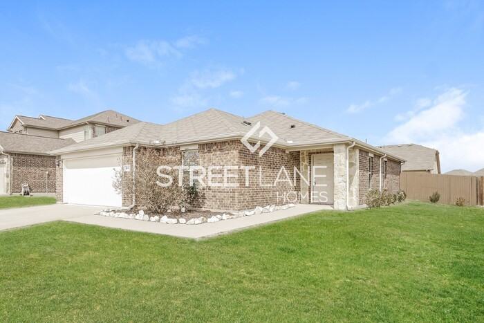 304 Hawthorn Dr - Photo 2 of 15