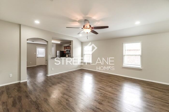 304 Hawthorn Dr - Photo 3 of 15