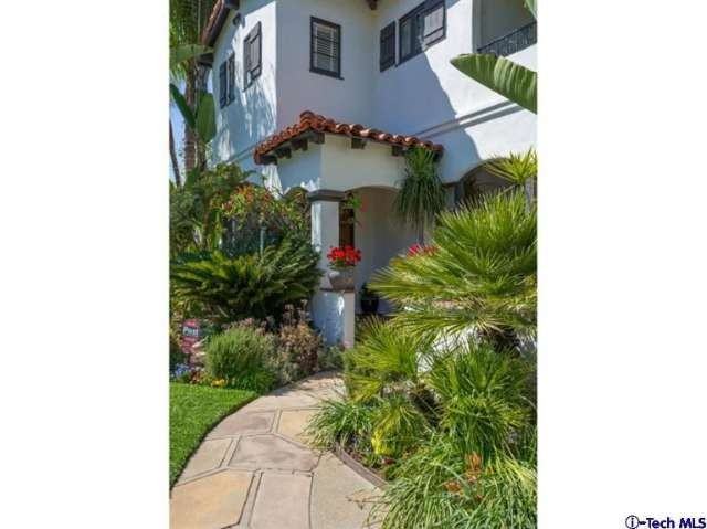 2267 Lambert Dr - Photo 3 of 33