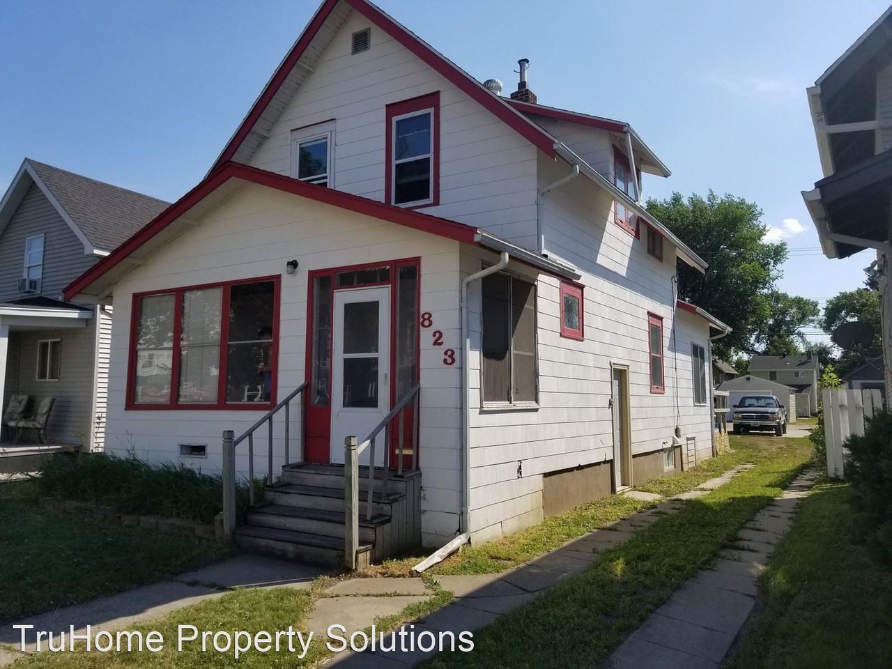 823 N 3rd St, Grand Forks, ND 58203 4 Bedroom House for
