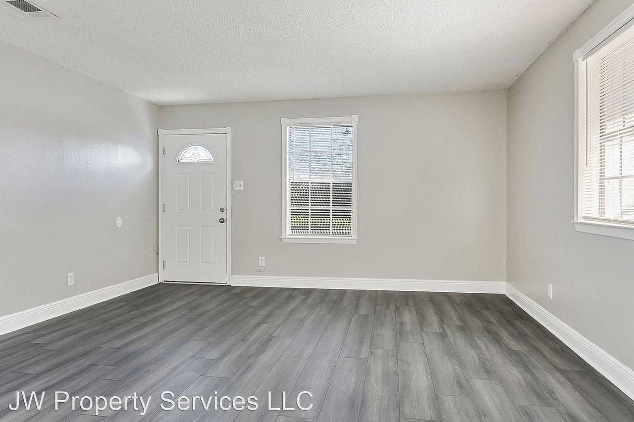 1220-22 Lochlomand Drive - Photo 3 of 8