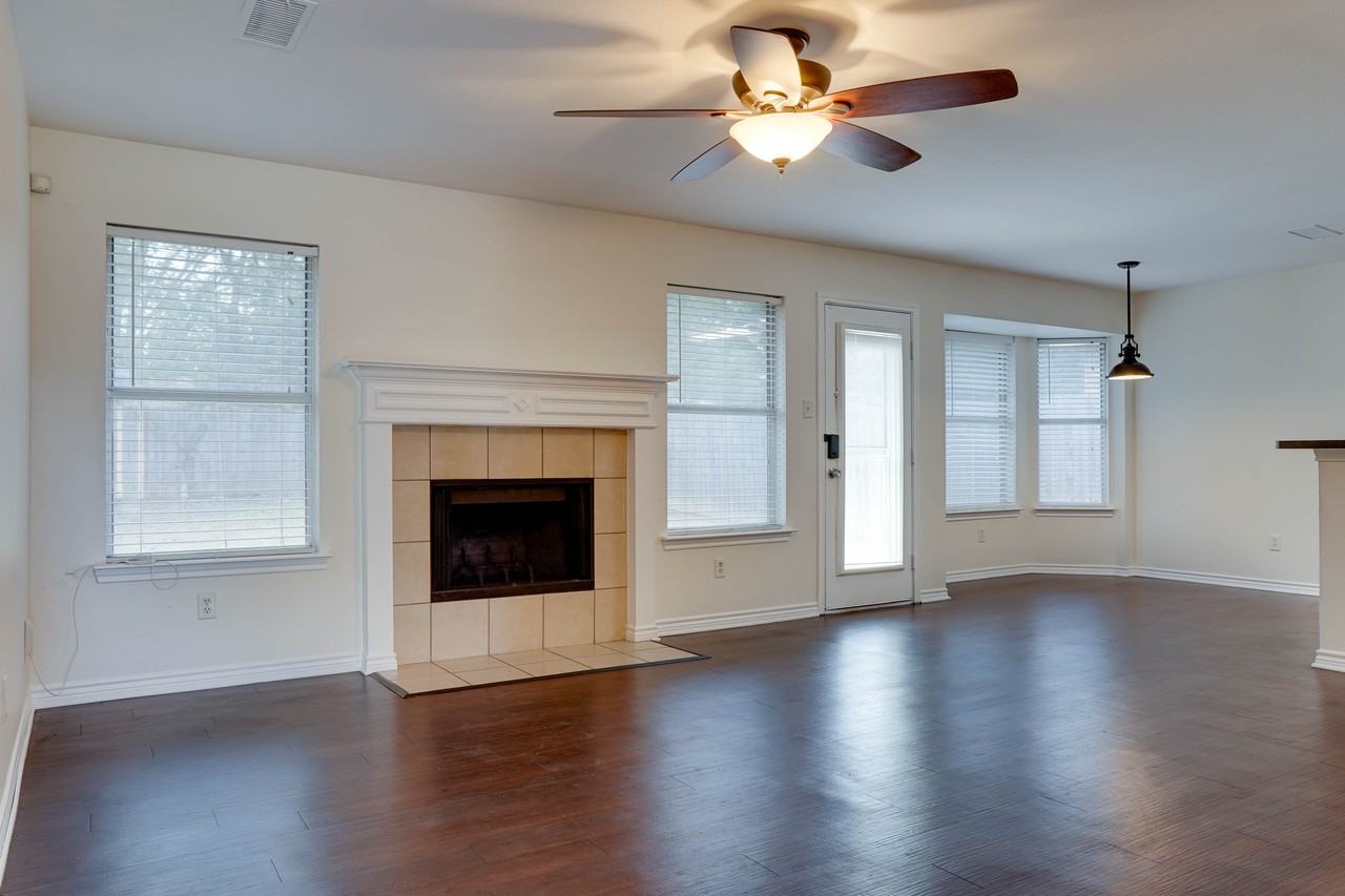 409 Oxford St - Photo 2 of 24