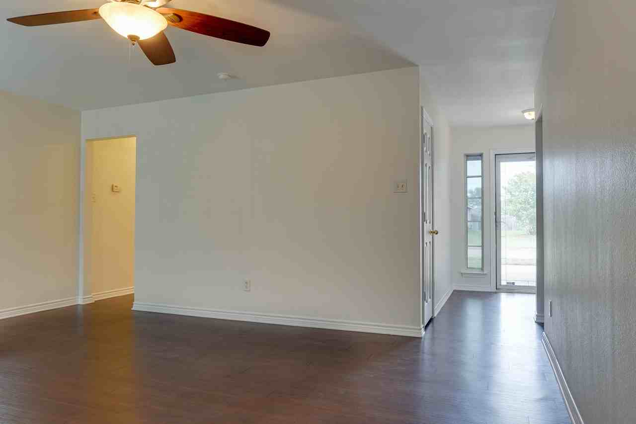 409 Oxford St - Photo 4 of 24