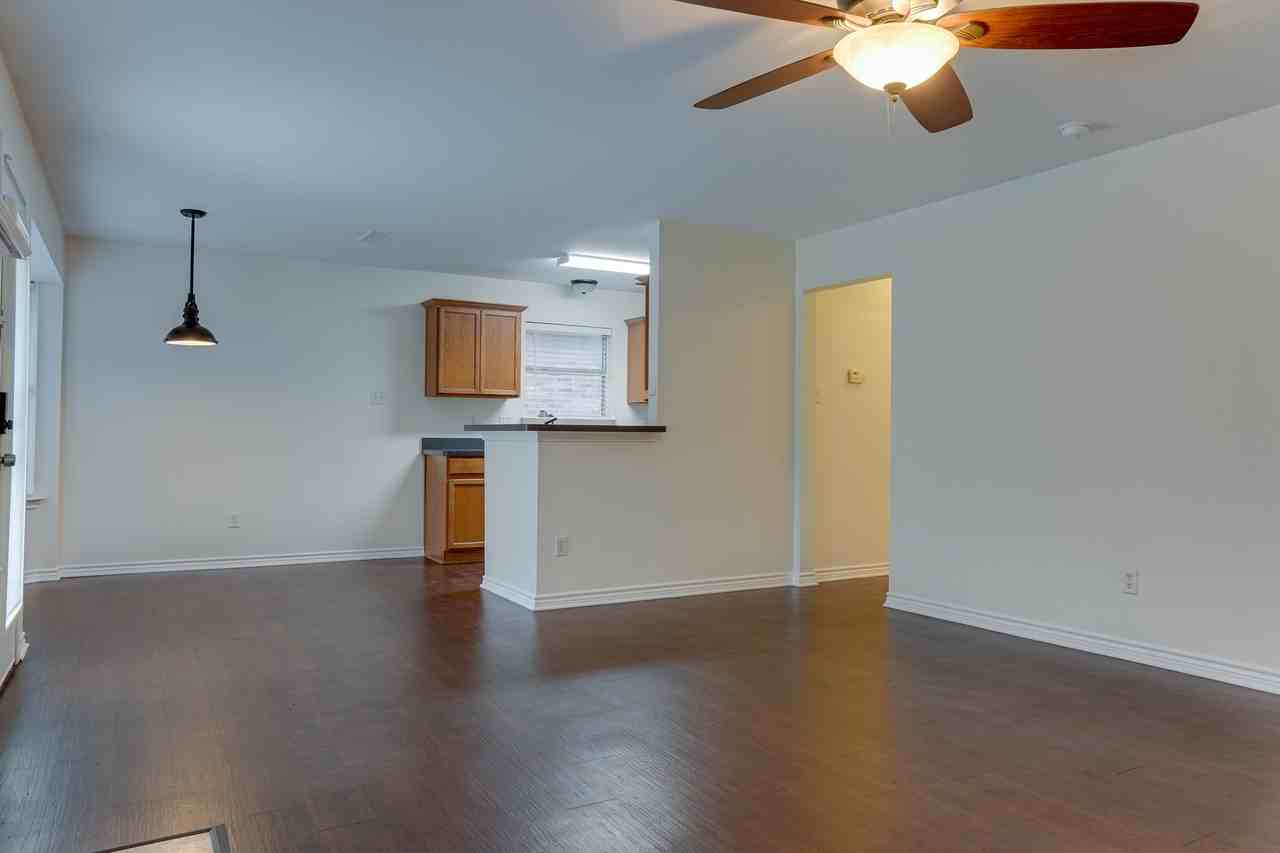 409 Oxford St - Photo 5 of 24