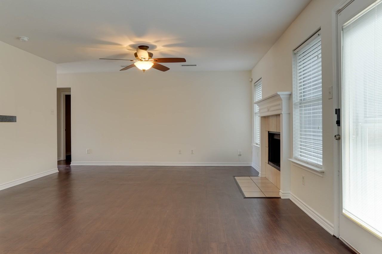 409 Oxford St - Photo 6 of 24