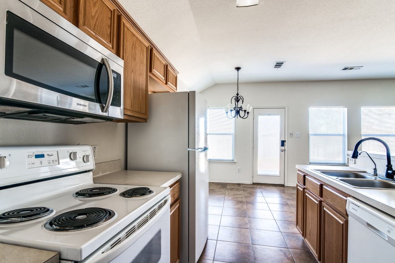 221 Rustic Grove Ln - Photo 5 of 10