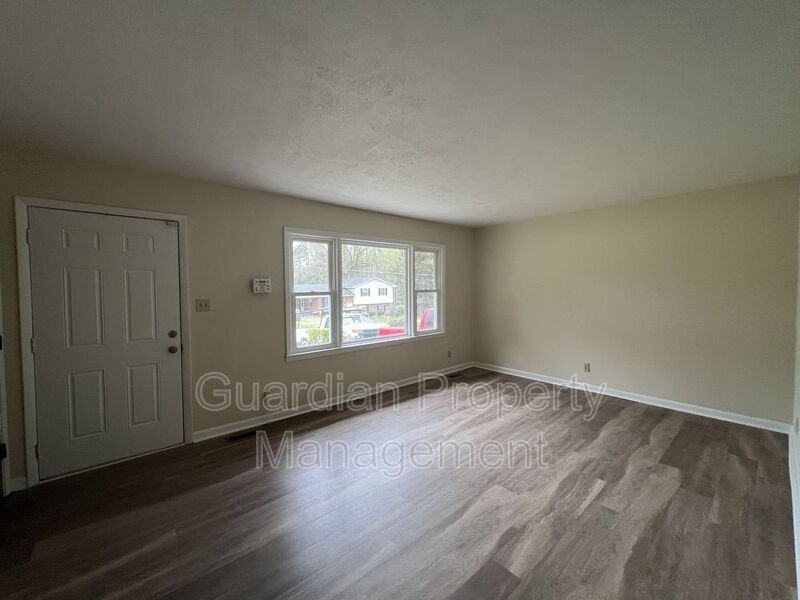 1086 Essex Pl - Photo 2 of 14
