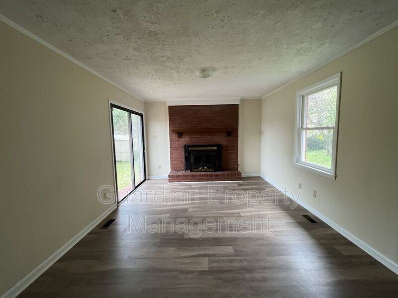 1086 Essex Pl - Photo 3 of 14