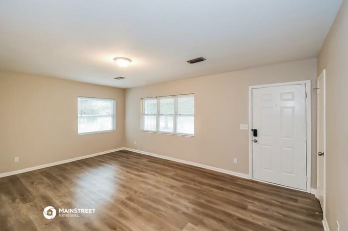5724 94th St - Photo 3 of 14