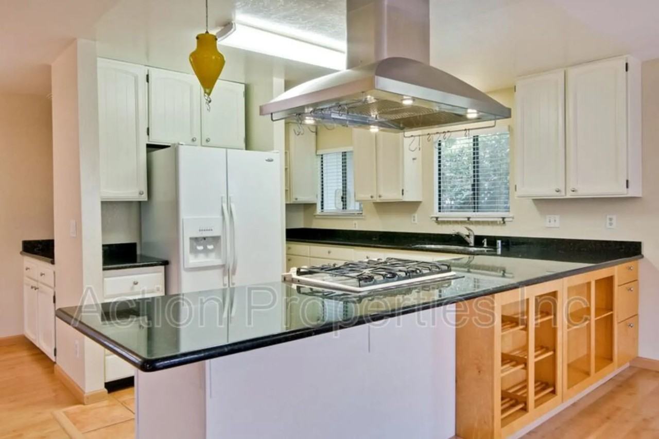 1430 Latham St - Photo 2 of 19