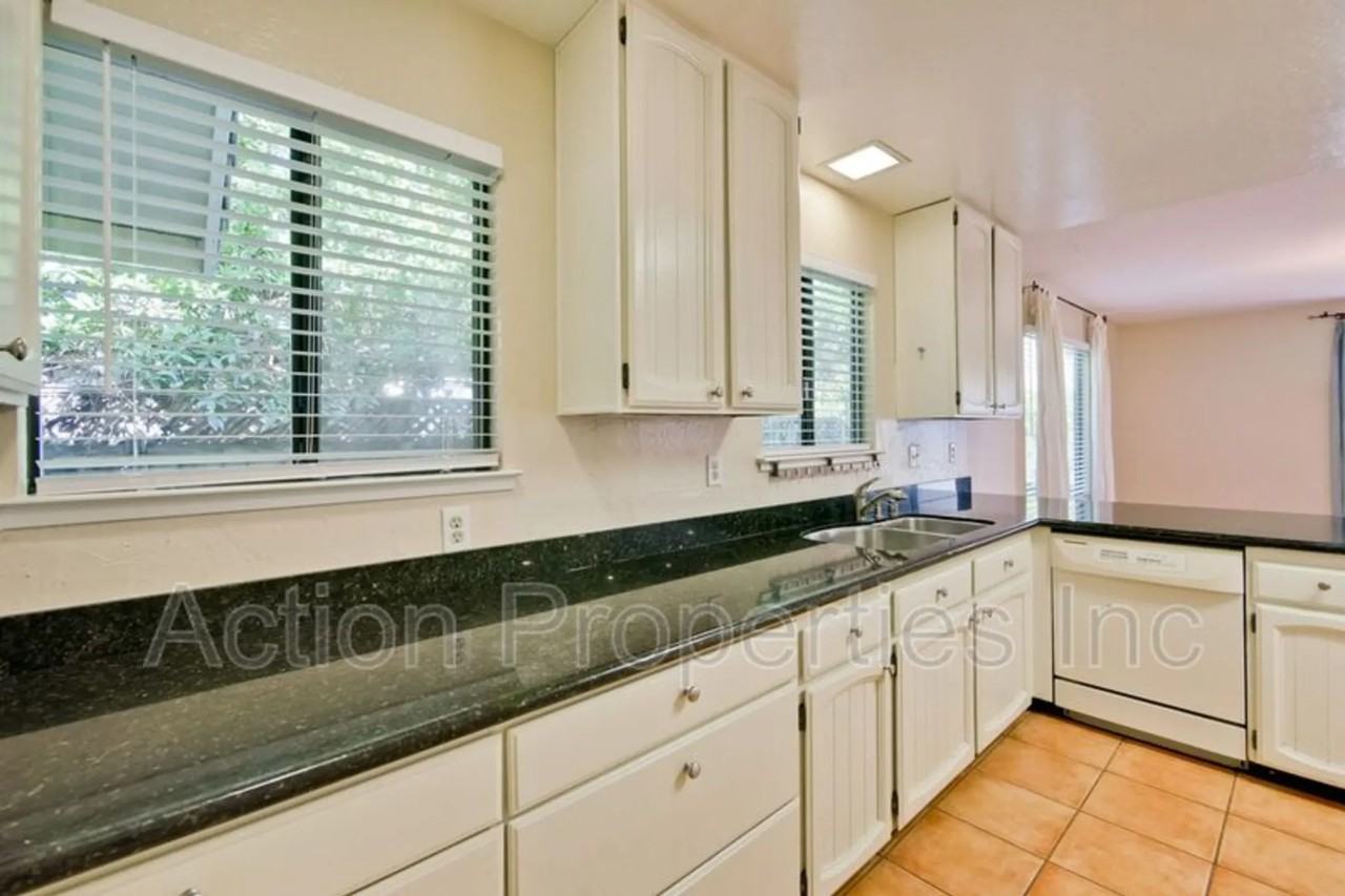 1430 Latham St - Photo 3 of 19