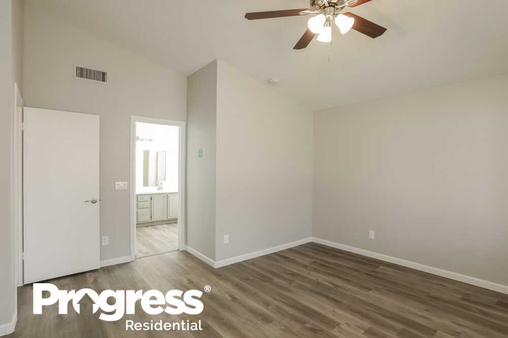 15850 N 32nd Way - Photo 3 of 16