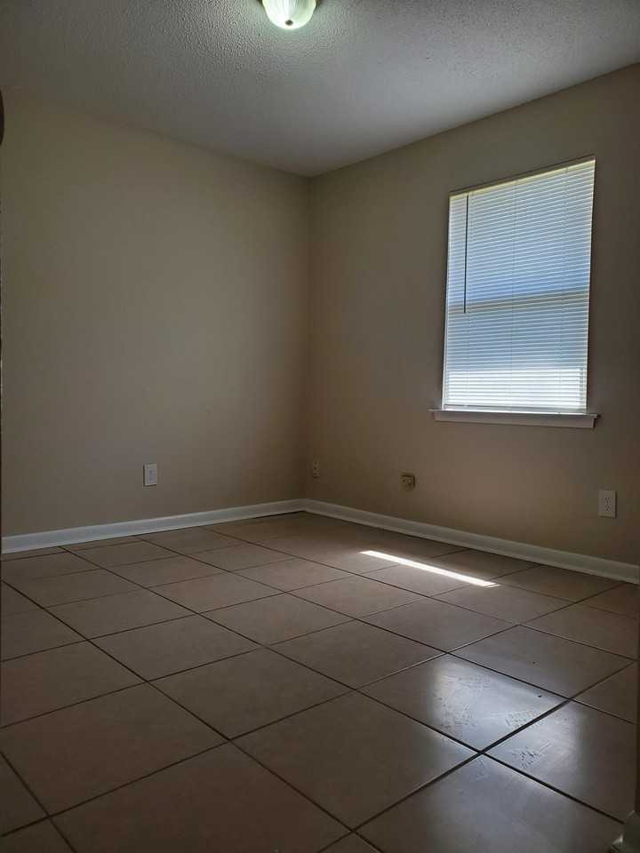 1805 Courtney St #1 - Photo 4 of 8