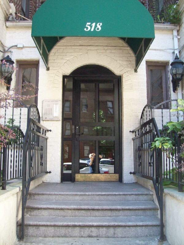 W 204th St