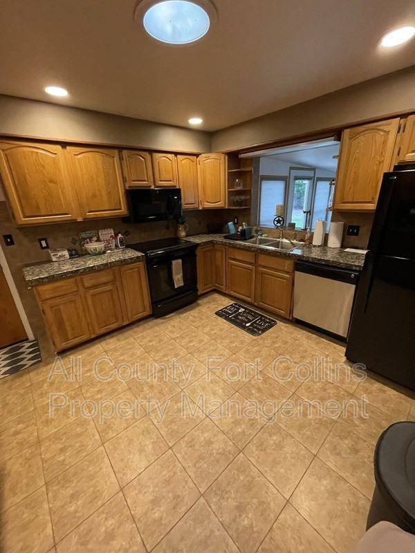 1013 Skyline Dr - Photo 2 of 17