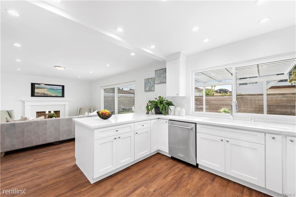 18739 Rochelle Ave - Photo 3 of 10