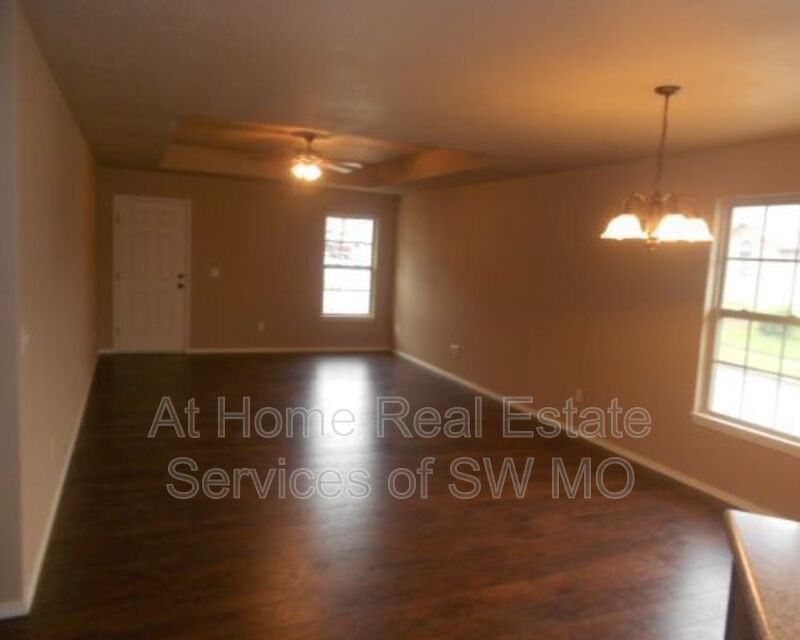 1040 E Caravan St - Photo 4 of 9