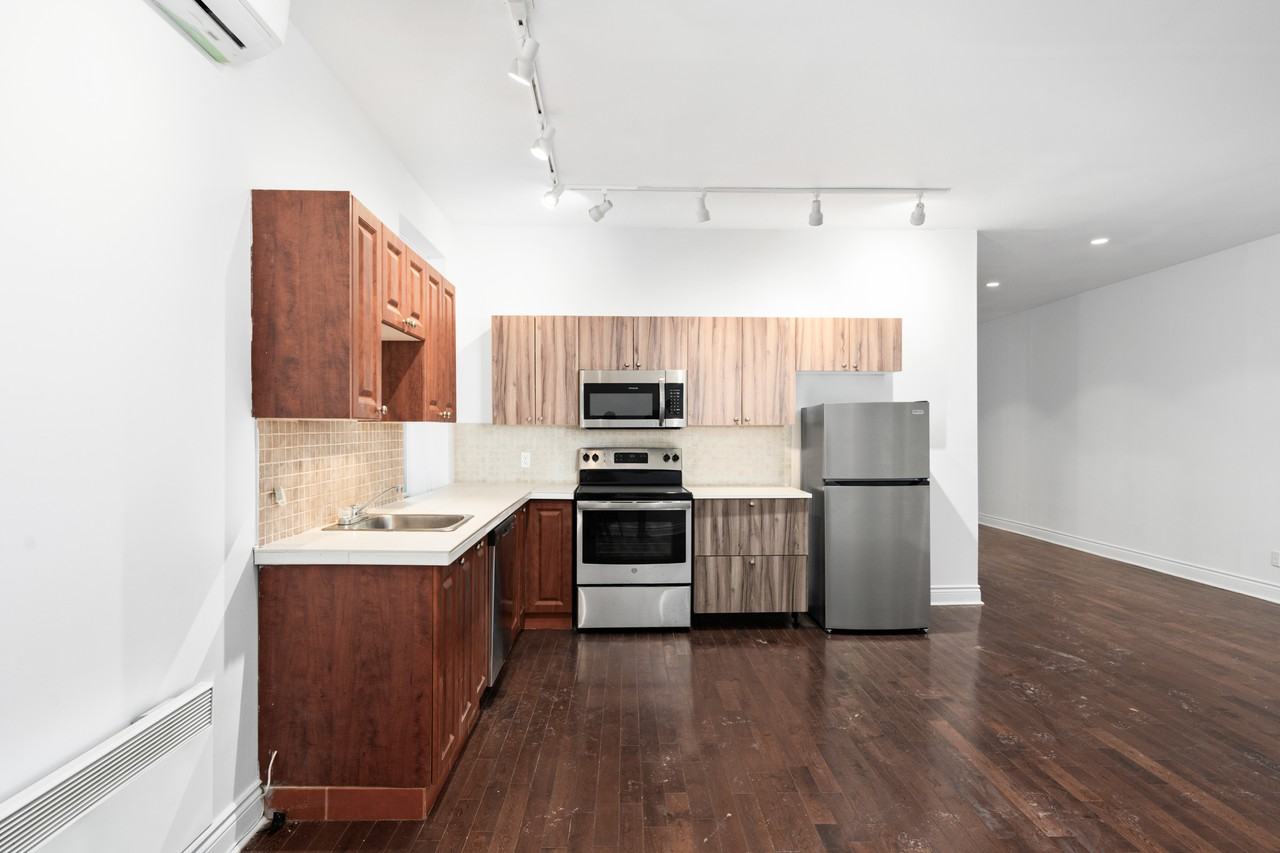 35 Notre Dame West - Photo 2 of 10