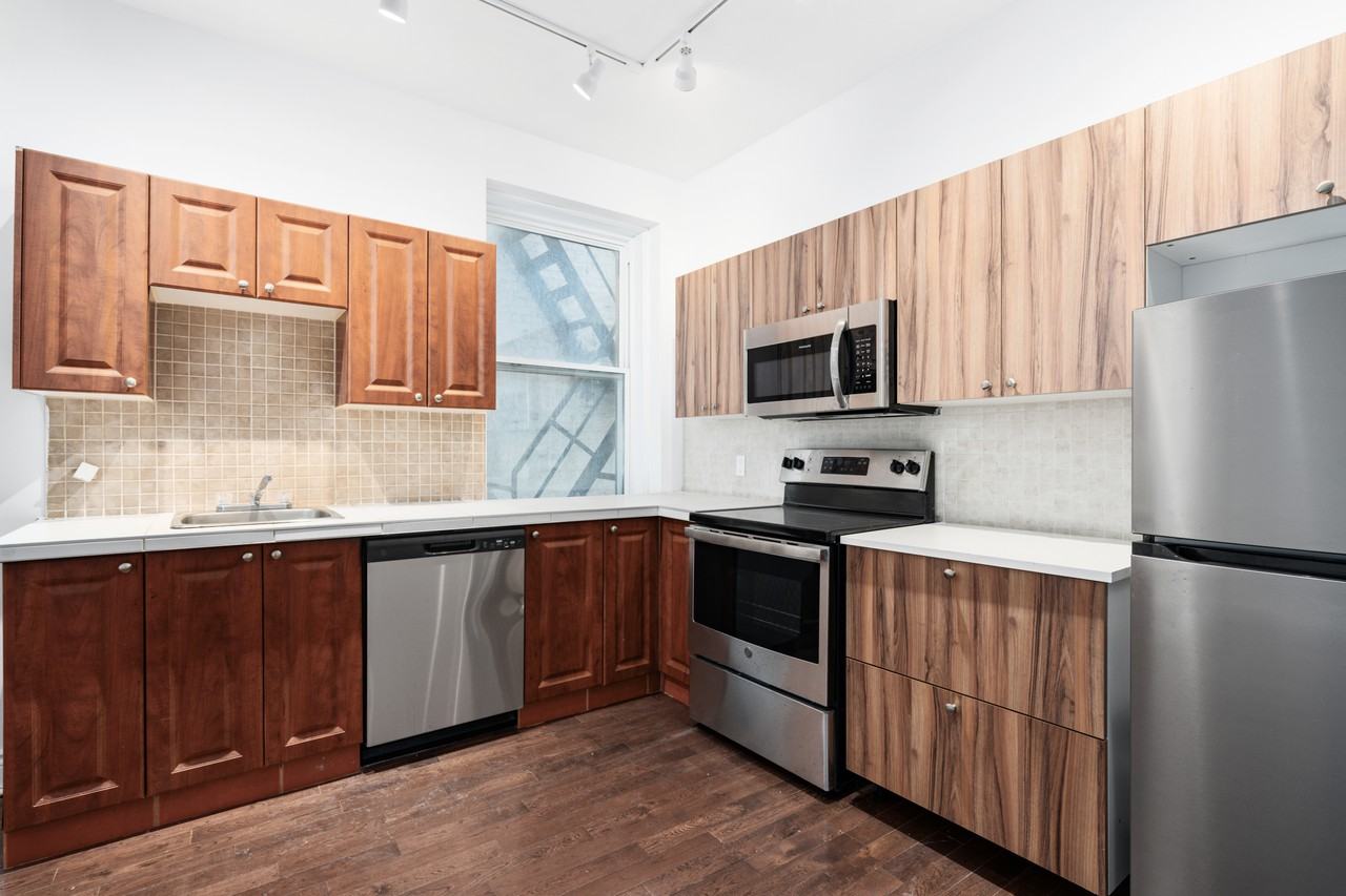 35 Notre Dame West - Photo 3 of 10