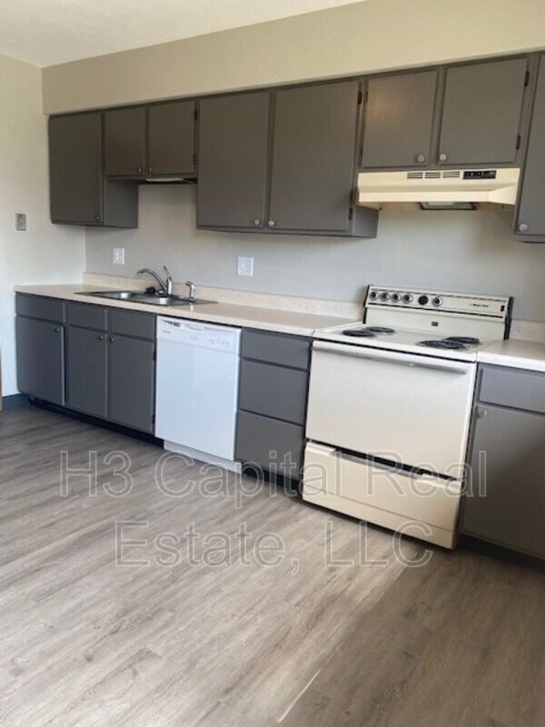 303 Southgate Dr - Photo 3 of 12