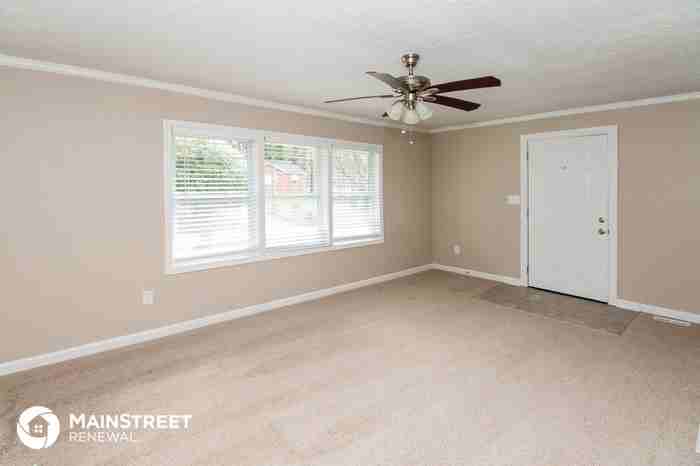 396 Thaxton Dr Se - Photo 3 of 16