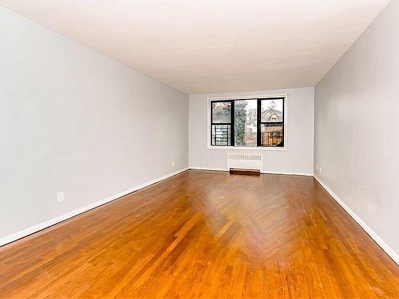 555 Mclean Ave - Photo 3 of 12
