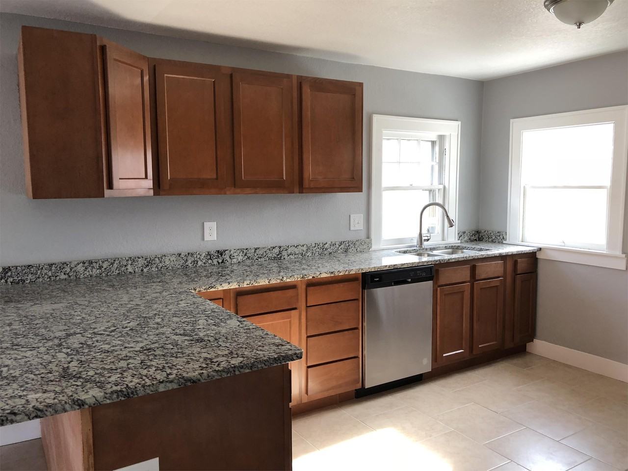 1312 8th St - Photo 3 of 11